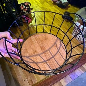 Brown wire fruit bowl with wooden insert